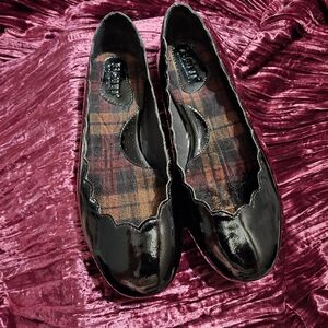 Born patent leather scalloped ballet slipper